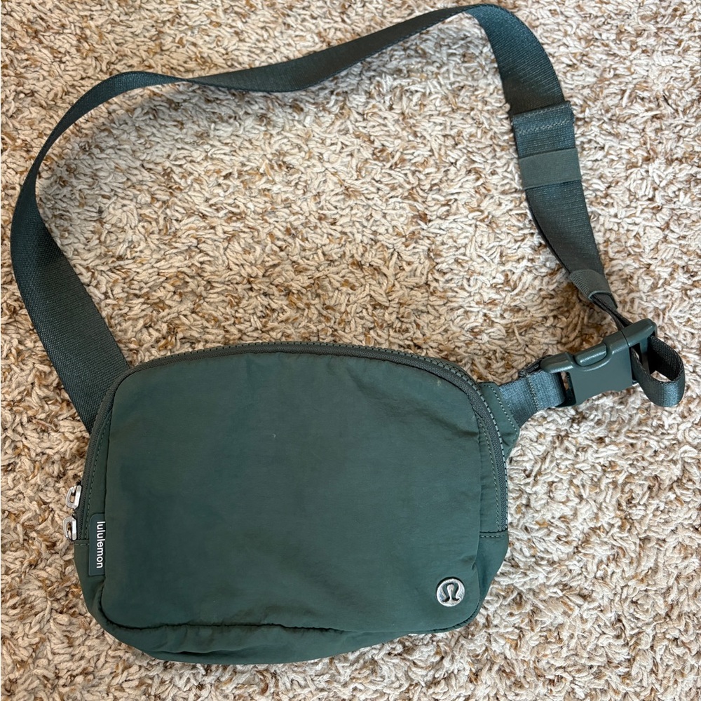 Lululemon everywhere belt bag, size 2L (large)